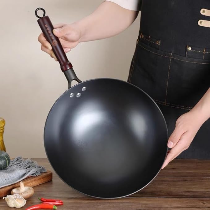 12.6Inch(32cm) Chinese Cast Iron Wok Pan, Stir-Frying Saute Cooking Pan Cookware No-Coatings Use on Gas stove, Campfire Open Fire Stir-Fry, Black Physical Non Stick
