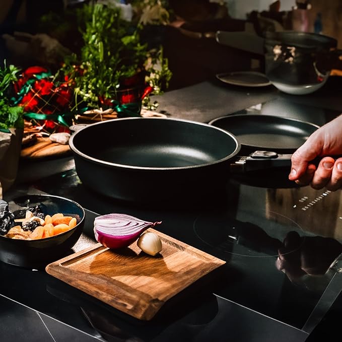 AMT Gastroguss The World쨈S [.] Casserole Frying pan for Induction, Diameter 26 cm, Height 7 cm, die-cast Aluminium, Lotan짰 Non-Stick Coating for Fat-Free-Frying, AMZN-I-726-US