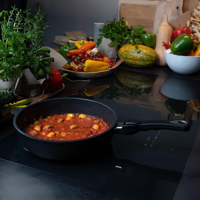 AMT Gastroguss The World쨈S [...] Casserole Frying pan Non-Induction, Diameter 28 cm, Height 7 cm, cast Aluminium (Aluminium), Lotan짰 Non-Stick Coating for Fat-Free-Frying, AMZN-728-US