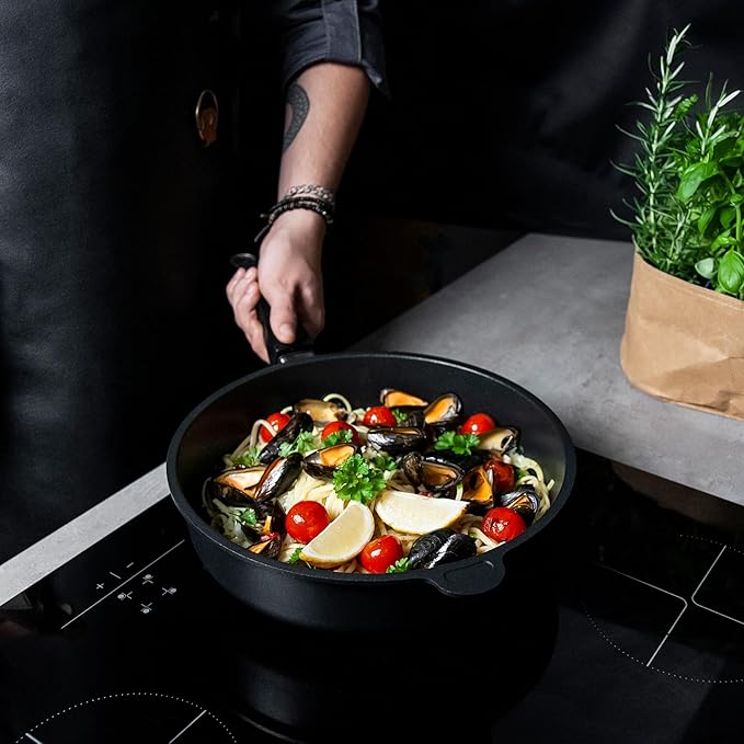 AMT Gastroguss The World쨈S [...] Casserole Frying pan Non-Induction, Diameter 28 cm, Height 7 cm, cast Aluminium (Aluminium), Lotan짰 Non-Stick Coating for Fat-Free-Frying, AMZN-728-US