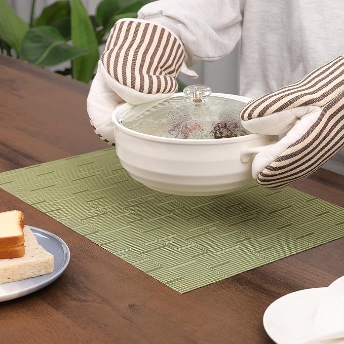 Myir JUN Placemats Set of 8, Vinyl Woven Placemats Place Mats Indoor Set of 8 Washable Table Mats Non-Slip Place mats for Dining Table (Green, Set of 8)