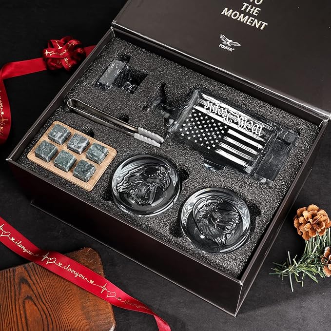 PONPUR Whiskey Decanter Engraved We The People American Flag, 750ml Whiskey Decanter Set with 2 Glasses, Christmas Boss Day Patriotic Birthday Gifts For Men Dad, Liquor Scotch Bourbon Presents