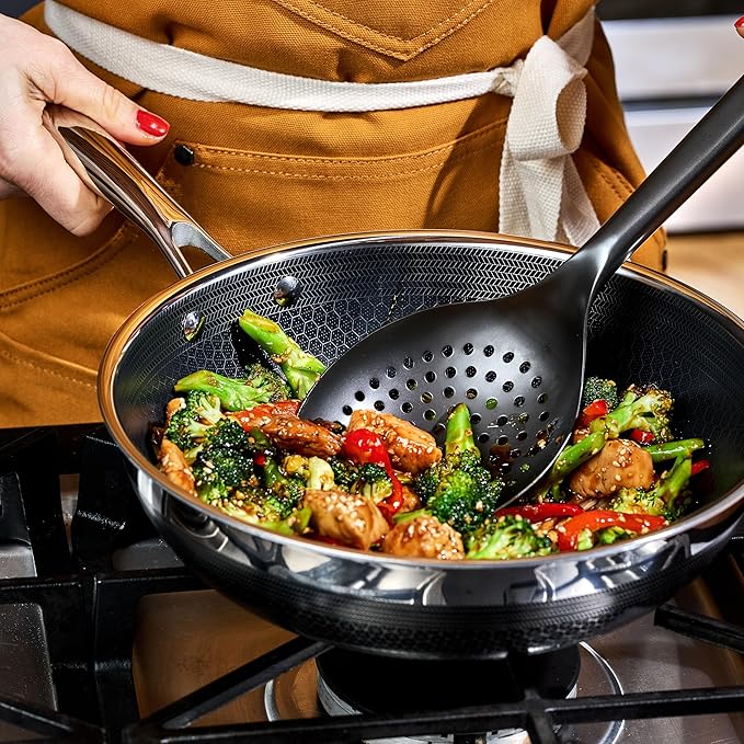 HexClad Hybrid Nonstick 10-Inch Wok with Stainless Steel Lid, Stay-Cool Handle, Dishwasher-Friendly, Oven-Safe Up to 900째F, Induction Ready, Compatible with All Cooktops