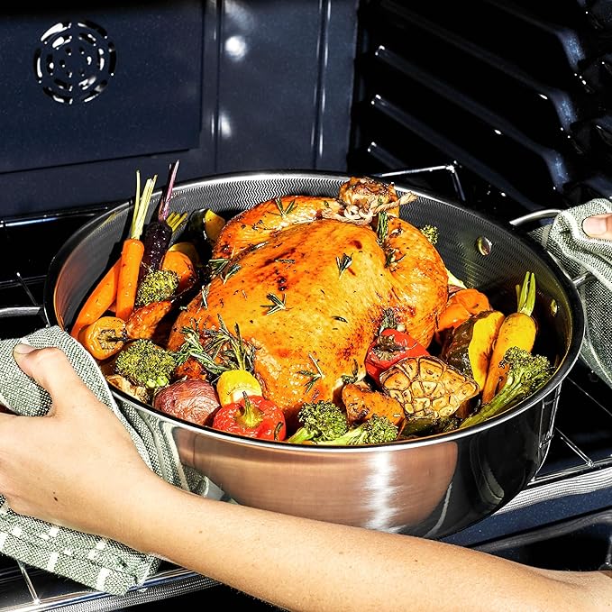 HexClad Hybrid Nonstick 7-Quart Saut챕 Pan with Tempered Glass Lid, Chicken Fryer, Stay-Cool Handles, Dishwasher-Friendly, Oven-Safe Up to 900째F, Induction Ready, Compatible with All Cooktops
