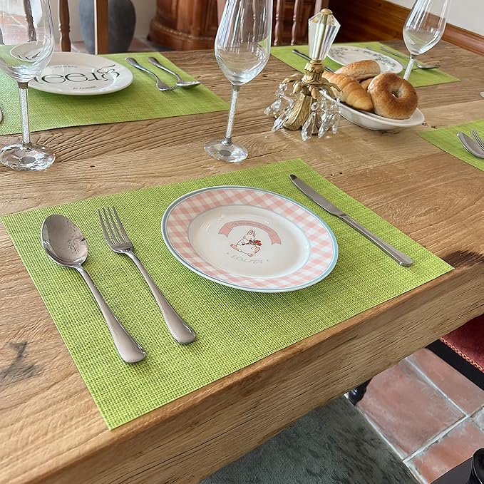 WAZAIGUR Placemats,Easy to Clean Crisscross Woven Vinyl Place Mats Durable Non-Slip Heat Resistant Table Mats,Placemats for Kitchen Table (Green, 4)